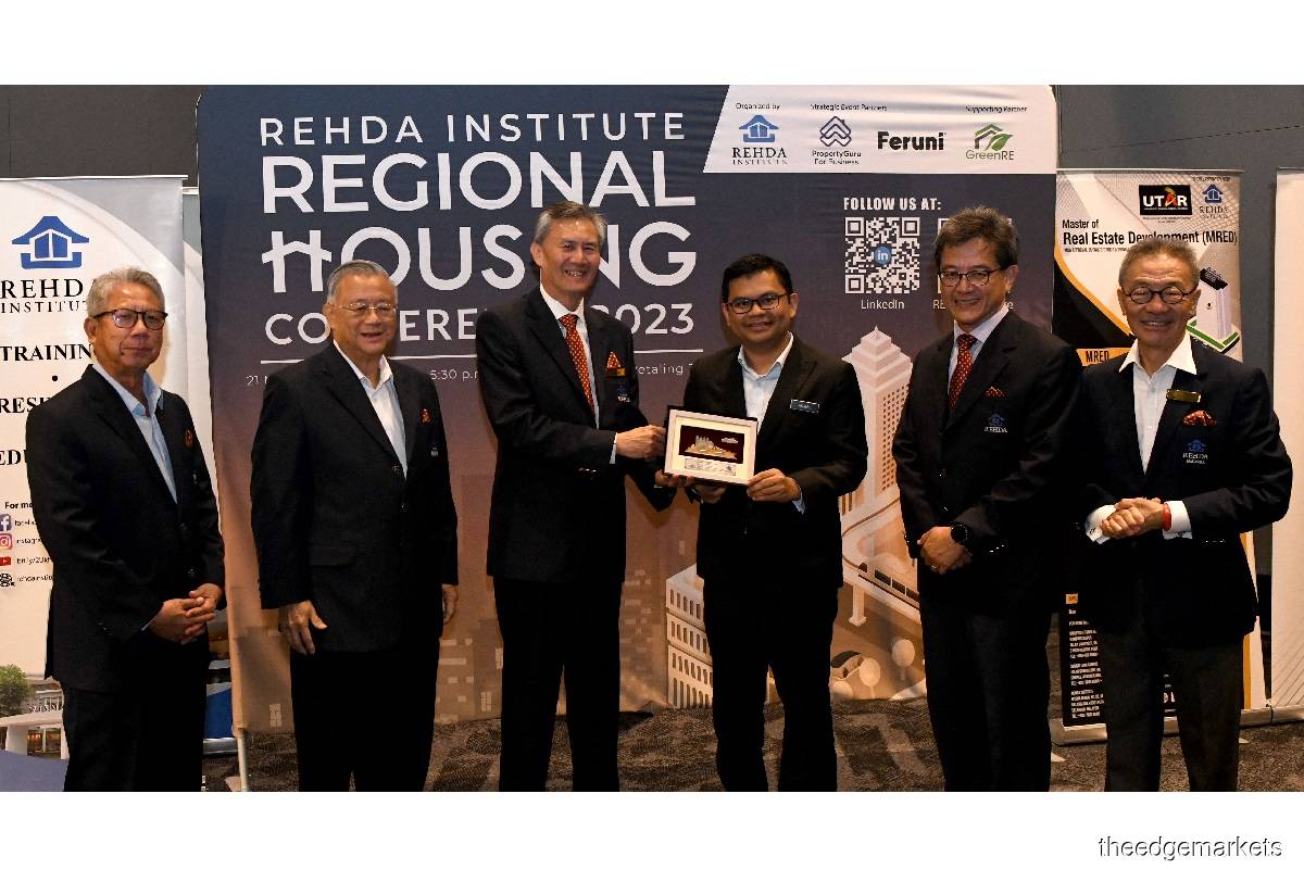 (From left) Rehda Institute trustees Datuk Muztaza Mohamad and Tan Sri Teo Chiang Kok, chairman Datuk Jeffrey Ng Tiong Lip, Deputy Local Government Development Minister Akmal Nasrullah Mohd Nasir, Real Estate and Housing Developers' Association (Rehda) Malaysia president Datuk NK Tong, and Rehda Institute trustee Datuk Seri Michael Yam (Photo by Patrick Goh)